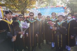 20221220035406.jpg - ถ่ายรูปกับญาติและถ่ายรูปหมู่บัณฑิต รุ่นที่ 43 ประจำปีการศึกษา 2560-2562 | https://facagri.cmru.ac.th/web