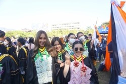 20221220035411.jpg - ถ่ายรูปกับญาติและถ่ายรูปหมู่บัณฑิต รุ่นที่ 43 ประจำปีการศึกษา 2560-2562 | https://facagri.cmru.ac.th/web