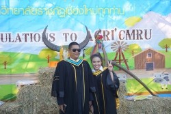 20221220035414.jpg - ถ่ายรูปกับญาติและถ่ายรูปหมู่บัณฑิต รุ่นที่ 43 ประจำปีการศึกษา 2560-2562 | https://facagri.cmru.ac.th/web