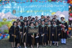 20221220035417.jpg - ถ่ายรูปกับญาติและถ่ายรูปหมู่บัณฑิต รุ่นที่ 43 ประจำปีการศึกษา 2560-2562 | https://facagri.cmru.ac.th/web
