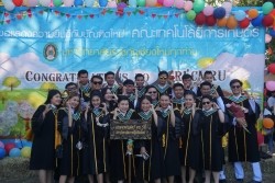 20221220035419.jpg - ถ่ายรูปกับญาติและถ่ายรูปหมู่บัณฑิต รุ่นที่ 43 ประจำปีการศึกษา 2560-2562 | https://facagri.cmru.ac.th/web