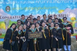 20221220035422.jpg - ถ่ายรูปกับญาติและถ่ายรูปหมู่บัณฑิต รุ่นที่ 43 ประจำปีการศึกษา 2560-2562 | https://facagri.cmru.ac.th/web