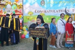 20221220035425.jpg - ถ่ายรูปกับญาติและถ่ายรูปหมู่บัณฑิต รุ่นที่ 43 ประจำปีการศึกษา 2560-2562 | https://facagri.cmru.ac.th/web