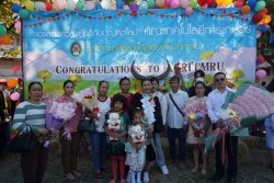 20221220035428.jpg - ถ่ายรูปกับญาติและถ่ายรูปหมู่บัณฑิต รุ่นที่ 43 ประจำปีการศึกษา 2560-2562 | https://facagri.cmru.ac.th/web