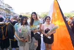 20221220035433.jpg - ถ่ายรูปกับญาติและถ่ายรูปหมู่บัณฑิต รุ่นที่ 43 ประจำปีการศึกษา 2560-2562 | https://facagri.cmru.ac.th/web