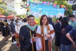 20221220035436.jpg - ถ่ายรูปกับญาติและถ่ายรูปหมู่บัณฑิต รุ่นที่ 43 ประจำปีการศึกษา 2560-2562 | https://facagri.cmru.ac.th/web