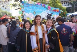 20221220035438.jpg - ถ่ายรูปกับญาติและถ่ายรูปหมู่บัณฑิต รุ่นที่ 43 ประจำปีการศึกษา 2560-2562 | https://facagri.cmru.ac.th/web