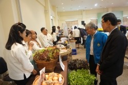 20230331062131.jpg - บรรยากาศพิธีมอบประกาศนียบัตร โครงการบัณฑิตพันธุ์ใหม่ (Non-Degree) สาขานวัตกรรมเกษตรอินทรีย์ | https://facagri.cmru.ac.th/web