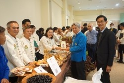 20230331062142.jpg - บรรยากาศพิธีมอบประกาศนียบัตร โครงการบัณฑิตพันธุ์ใหม่ (Non-Degree) สาขานวัตกรรมเกษตรอินทรีย์ | https://facagri.cmru.ac.th/web
