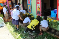 20231228095626(1).jpg - กิจกรรมการปลูกไม้ดอกไม้ประดับเพื่อการจัดสวนในโรงเรียน | https://facagri.cmru.ac.th/web