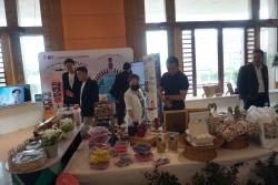 20231228100843.jpg - การจัดนิทรรศการประชุมสัมมนาวิชาการเพื่อสร้างและพัฒนากำลังคนที่มีทักษะและสมรรถนะสูง โครงการผลิตบัณฑิตพันธุ์ใหม่  | https://facagri.cmru.ac.th/web
