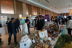 20231228100847.jpg - การจัดนิทรรศการประชุมสัมมนาวิชาการเพื่อสร้างและพัฒนากำลังคนที่มีทักษะและสมรรถนะสูง โครงการผลิตบัณฑิตพันธุ์ใหม่  | https://facagri.cmru.ac.th/web