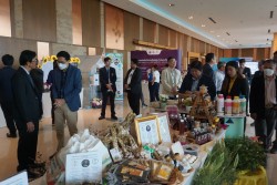 20231228100851.jpg - การจัดนิทรรศการประชุมสัมมนาวิชาการเพื่อสร้างและพัฒนากำลังคนที่มีทักษะและสมรรถนะสูง โครงการผลิตบัณฑิตพันธุ์ใหม่  | https://facagri.cmru.ac.th/web