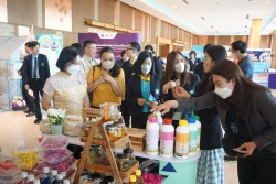 20231228100858.jpg - การจัดนิทรรศการประชุมสัมมนาวิชาการเพื่อสร้างและพัฒนากำลังคนที่มีทักษะและสมรรถนะสูง โครงการผลิตบัณฑิตพันธุ์ใหม่  | https://facagri.cmru.ac.th/web