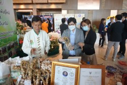 20231228100900.jpg - การจัดนิทรรศการประชุมสัมมนาวิชาการเพื่อสร้างและพัฒนากำลังคนที่มีทักษะและสมรรถนะสูง โครงการผลิตบัณฑิตพันธุ์ใหม่  | https://facagri.cmru.ac.th/web