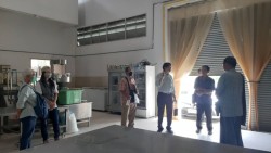 20231228113834(2).jpg - ต้อนรับผู้แทนมูลนิธิพัฒนาชนบท วัดป่าดาราภิรมณ์ เยี่ยมชมโรงงานต้นแบบแปรรูปผลิตผลทางการเกษตร | https://facagri.cmru.ac.th/web