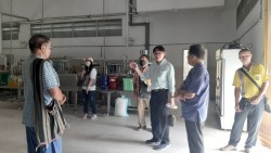 20231228113835.jpg - ต้อนรับผู้แทนมูลนิธิพัฒนาชนบท วัดป่าดาราภิรมณ์ เยี่ยมชมโรงงานต้นแบบแปรรูปผลิตผลทางการเกษตร | https://facagri.cmru.ac.th/web
