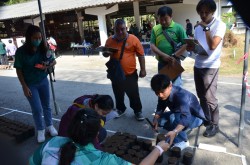 20240209195509.jpg - การแข่งขันทักษะการกรอกวัสดุปลูกใส่ถุง | https://facagri.cmru.ac.th/web