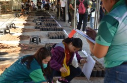 20240209195512.jpg - การแข่งขันทักษะการกรอกวัสดุปลูกใส่ถุง | https://facagri.cmru.ac.th/web